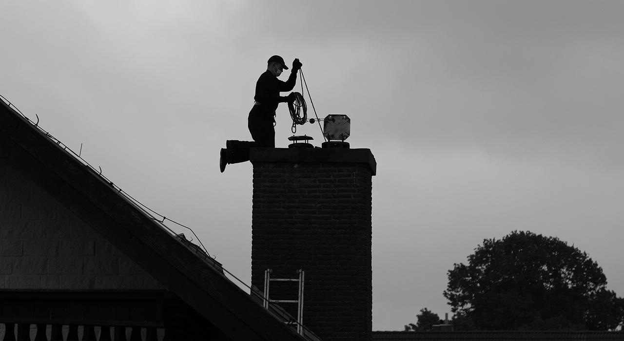 Hoe vaak moet u de schoorsteen laten vegen?